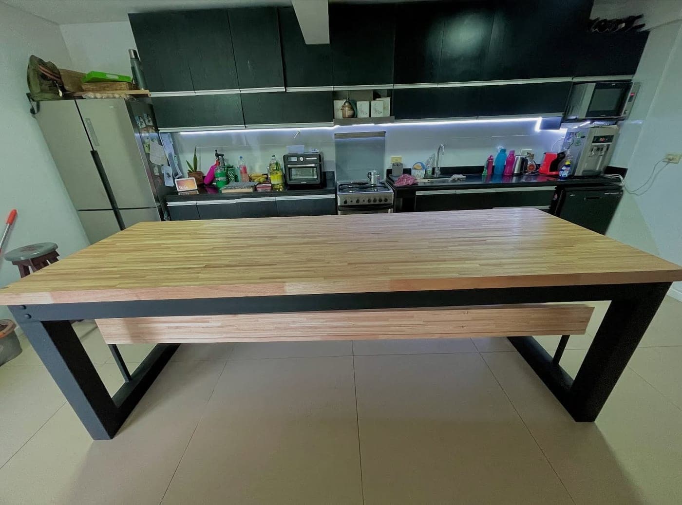 Estantería de hierro y madera estilo industrial