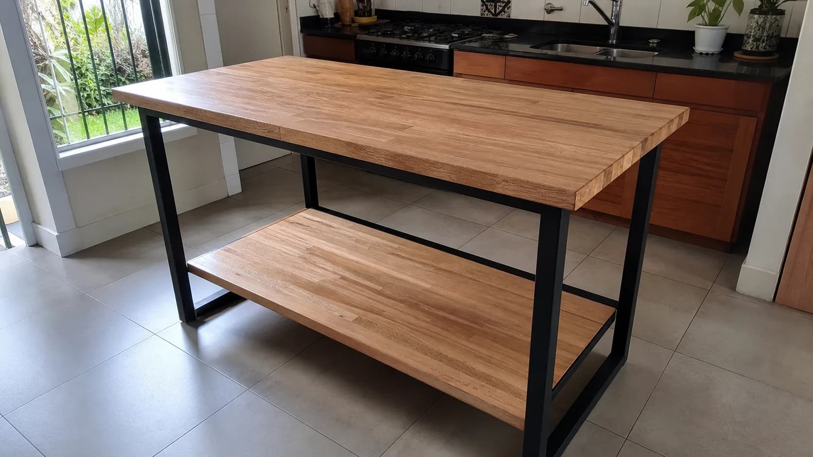 Barra desayunadora de hierro y madera a medida en Zona Sur del GBA