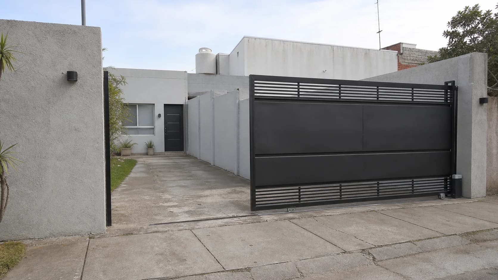 Portón de cochera de hierro a medida en Zona Sur del GBA