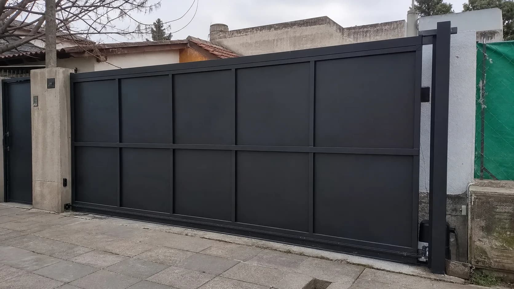 Portón de chapa negro a medida instalado en Zona Sur del GBA