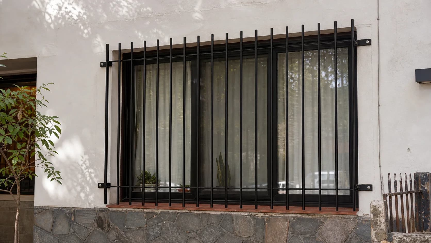 Puerta reja de metal desplegado negra a medida instalada en Zona Sur del GBA