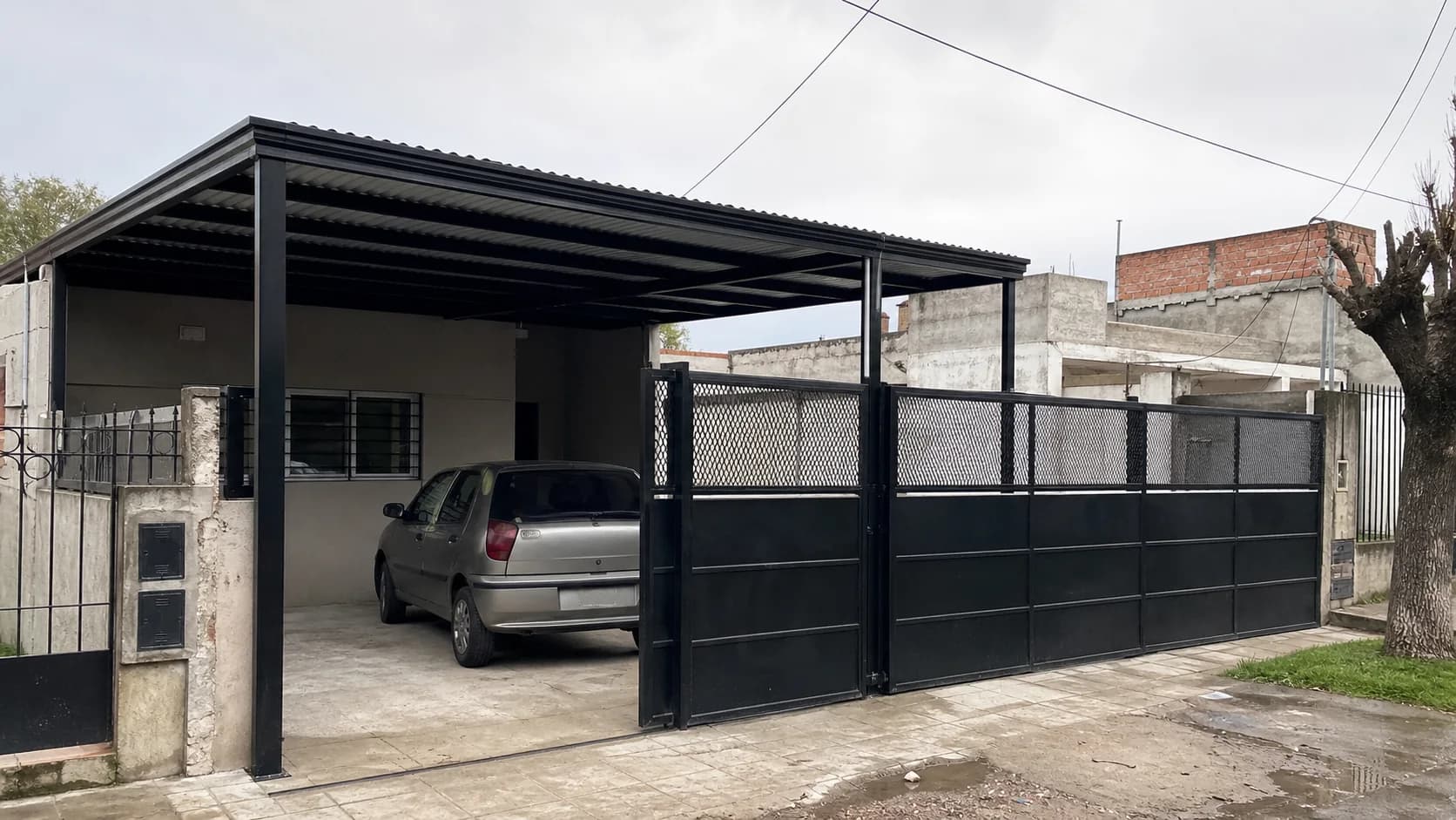 Portón y estructura de cochera de hierro a medida en Zona Sur del GBA