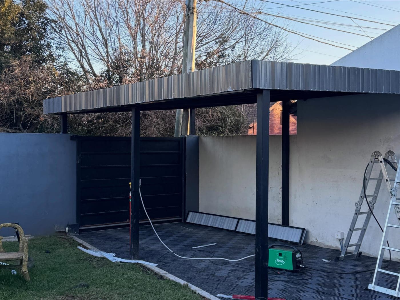 Cochera con techo de estructura metálica terminada