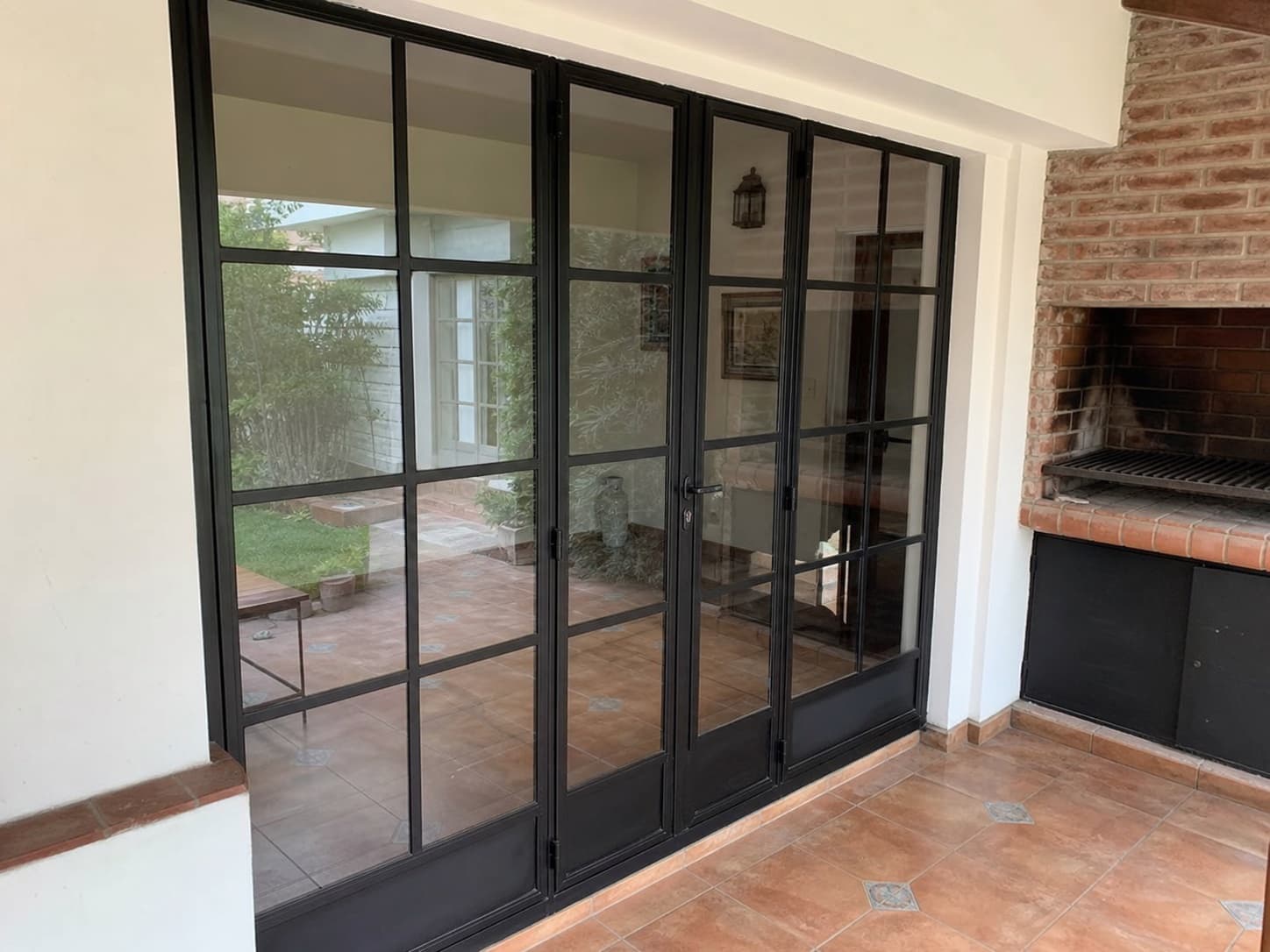 Cerramiento de hierro negro y vidrio repartido instalado en galería