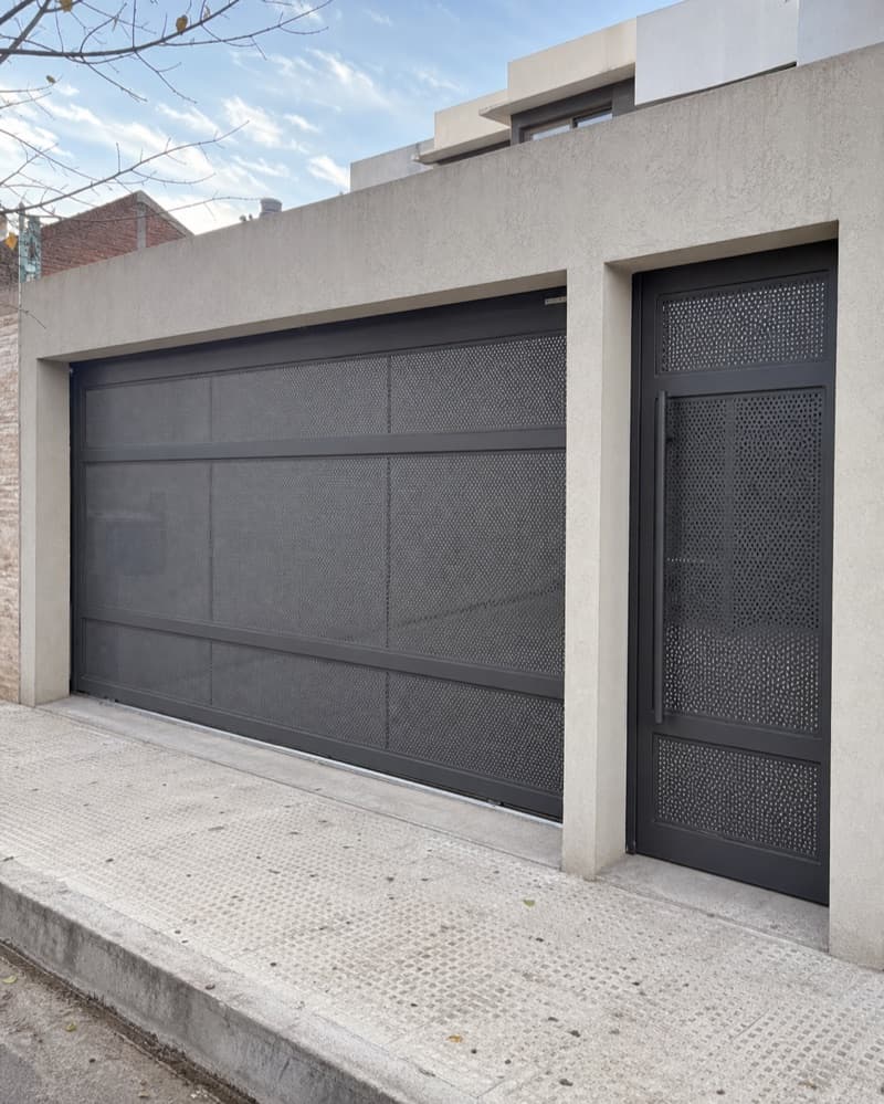 Portón de garaje en chapa perforada con puerta peatonal fabricado a medida en Zona Sur del GBA