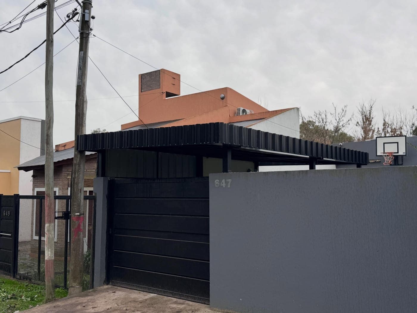 Portón y estructura de cochera desde la calle